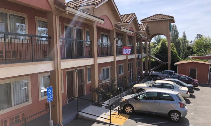 Watsonville Hotel | Valley Inn