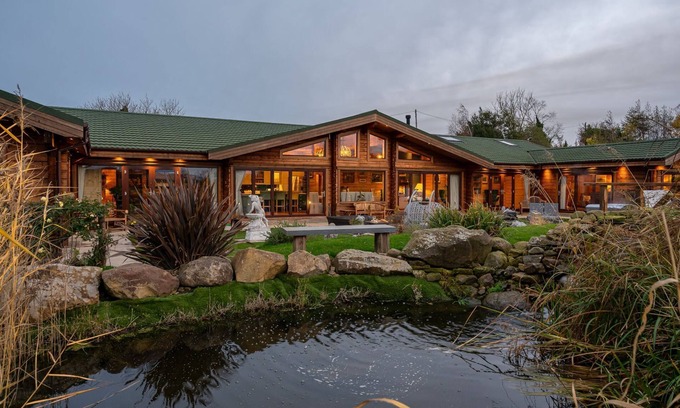 Constable Burton Cottage | Valley View - a lodge that sleeps 8 guests in 3 bedrooms