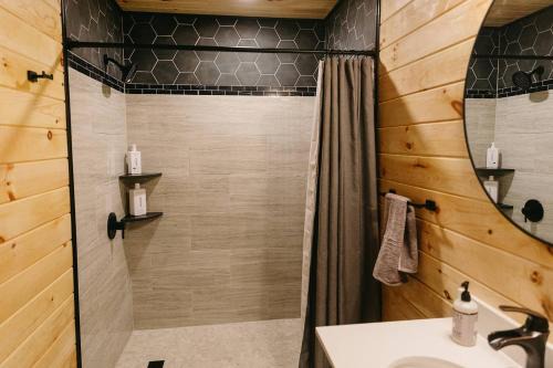 Stanton House | "Valley View Lodge" RRG - Modern Stay w/Hot-tub