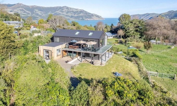 Wainui House | Valley View - Wainui Holiday Home