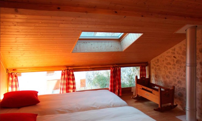 Champagne-en-Valromey Bed & Breakfast | VALRELEY, chambres et table d'hôtes eco-friendly avec bain nordique au sud du massif du Jura