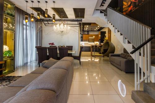 Central Seberang Perai House | Varnen Cozy Haven - EVCharger