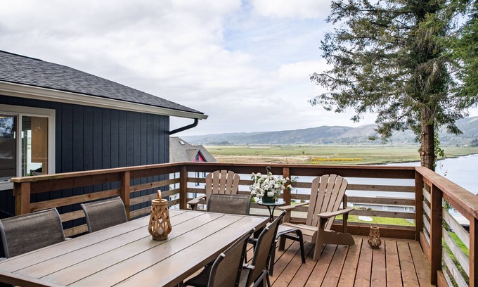 Pacific County House | Vast Views of the Willapa River