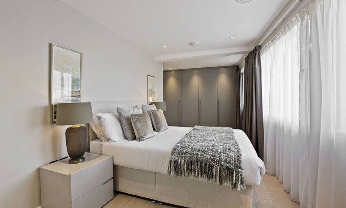 Pimlico Apartment | Vauxhall Bridge Road by Aeria Apartments