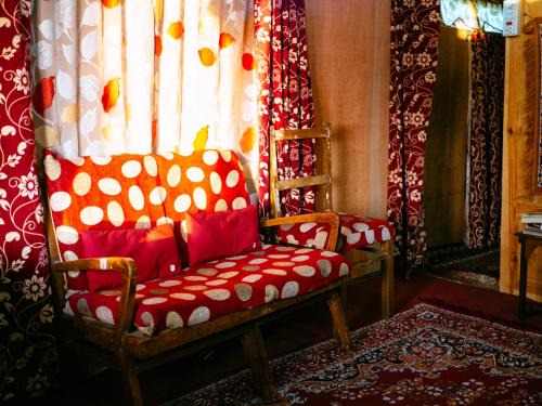 Dal Lake Boat Rental | Veena Palace Group Of Houseboats