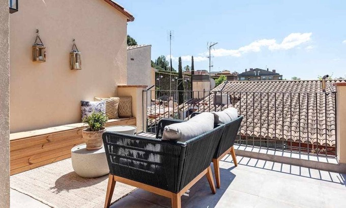 Old Town Apartment | Velo Vern 3- Luxury penthouse w views of city wall