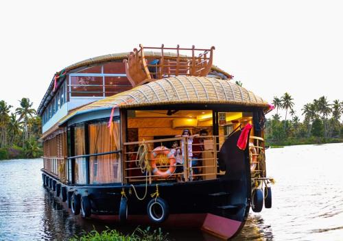 Andhakaranazhy Boat Rental | Vembanad Houseboat