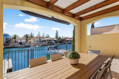 Wannanup House | Venice On The Beach Family Waterfront Escape