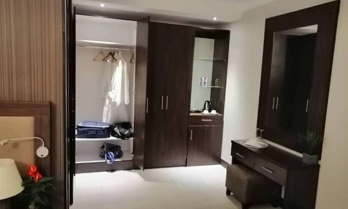 Ogbodjo Apartment | Venictian adirigano.