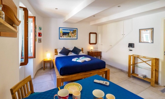 Vernazza House | Ventu De Ma Studio #2 with AC