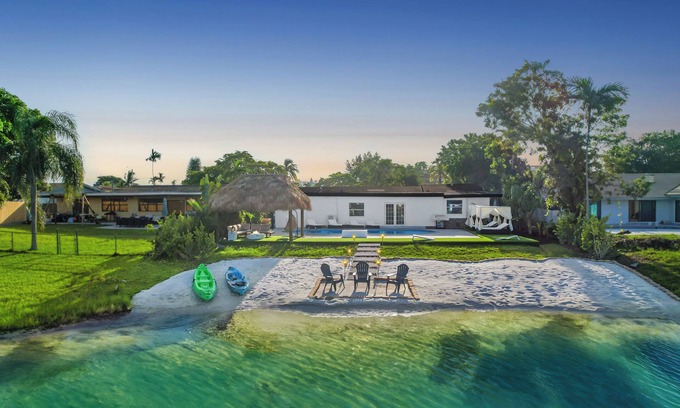 North Miami Beach House | Ventur Paradise - Waterfront - Kayak, Tiki & Games
