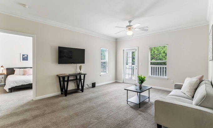 Valley Apartment | Verandas 1836 I Modern 2Bd I Parking I Pool I Gym