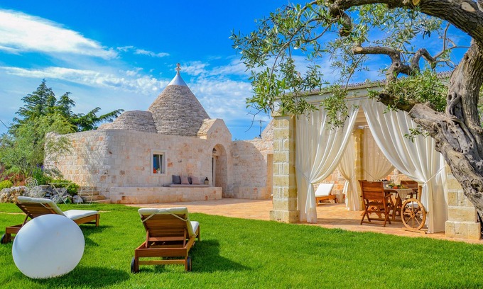 Locorotondo Villa | Verdeacqua Suite Trulli & Relax with Indoor Pool in Valle d'Itria