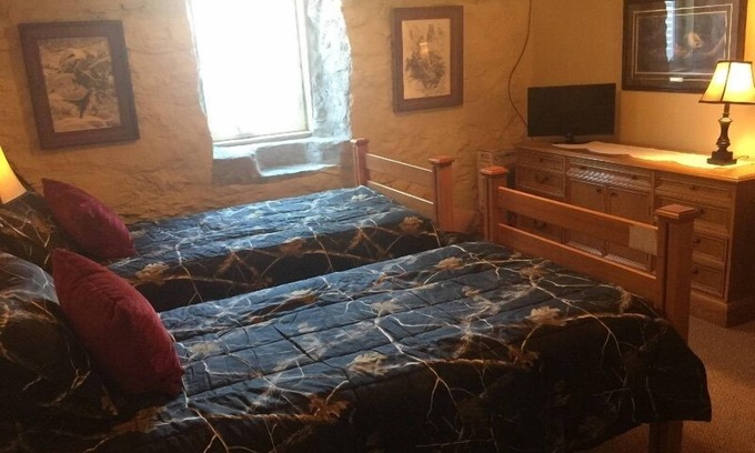 Soudan Bed & Breakfast | Vermilion Park Inn, LL Bear's Den (lower level)