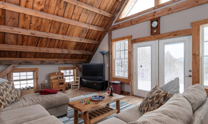 Brookfield House | Vermont Retreat: 3BR with Mountain Views & Trails