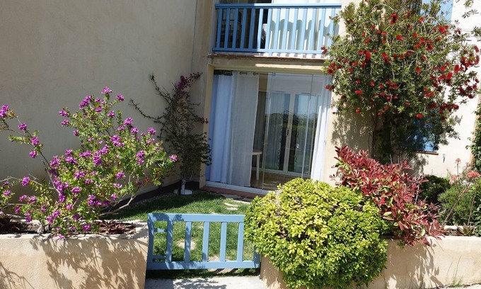 Six-Fours-les-Plages Apartment | Very beautiful T2 on the ground floor with trees, swimming pool, sea view, shops and beach