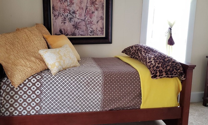 Mount Clemens House | Very cozy 1 room dwelling w/twin bed