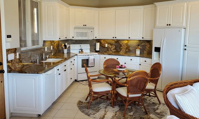East Canyon House | Very Private Detached Guest House with Amazing Views & Garage.