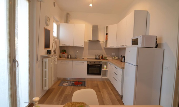 Est House | Via da Velo is a renovated apartment. Allows guest comfort.