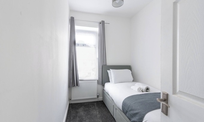 Beddau House | Vibrant 3-Bed Home With Netflix and Large Diner Near Retail and National Parks
