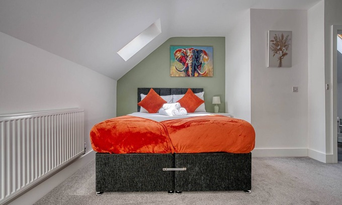 Cofton Hackett House | Vibrant 4BR for Families & Contractors w/Parking