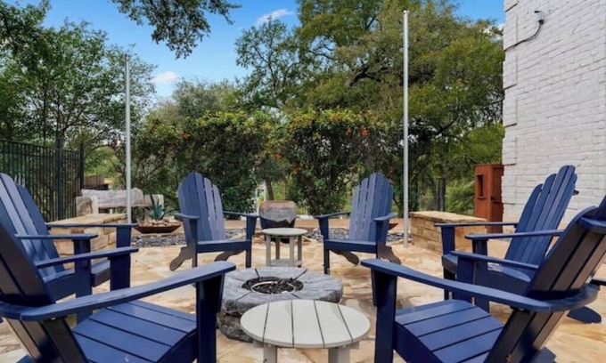 West Campus Apartment | Vibrant Balcony Retreat: King Bed Free Parking