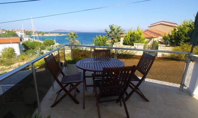 Dalyan Mahallesi Apartment | Vibrant Flat with Sea View near Sea in Cesme