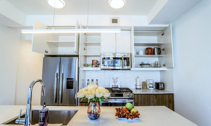 Sunnyside Apartment | Vibrant & Modern Loft-style Walkout Near LRT