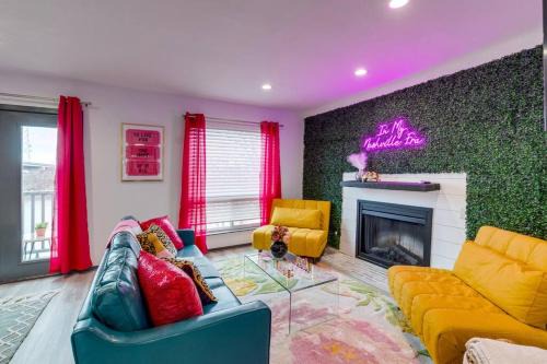 North Capitol Apartment | Vibrant Riverfront 2BD with a Pool