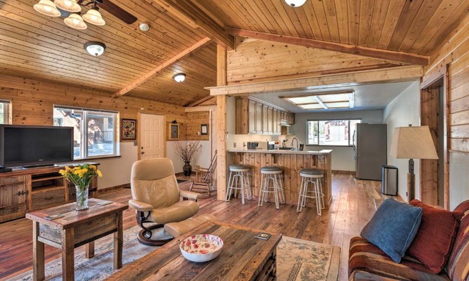 Victor House | Victor Woodland Cabin Retreat with Fire Pit
