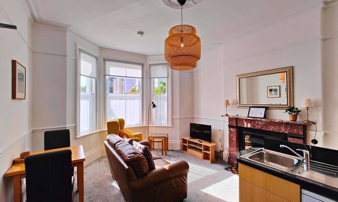 Shanklin Apartment | Victoria Apartment- Super comfy super-king bed