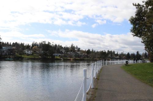 Gorge -Tillicum Area House | Victoria Gorge Waterway Vacation Home