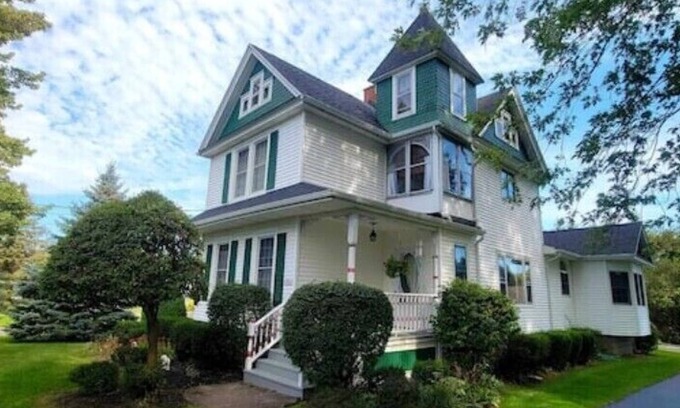 Elma Apartment | Victoria House luxurious country feel. Close to Buffalo Bills stadium.