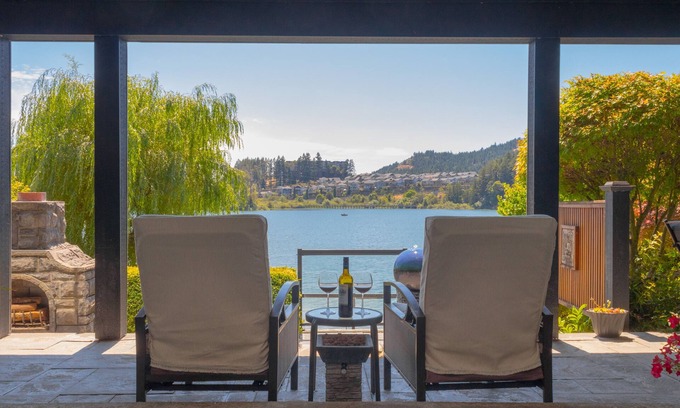 Langford House | Victoria - Stunning 2 bedroom Lakefront Suite