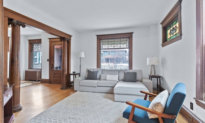 Whittier House | Victorian house in Uptown: Hot Tub, Near the Convention Center, DT and the lakes