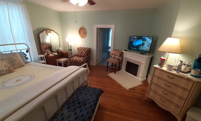 Wise House | Victorian Spa EnSuite @ Nottingham PL, King Bed, Jacuzzi Near UVa-Wise & Main St
