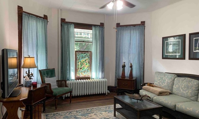 Bushnell House | VICTORIAN VACAY 3 BR Sleeps 10