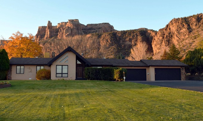 Redlands House | Views+, Spacious Home, Hot Tub, Ski/Hike/Golf, base of the CO Nat'l Monument!