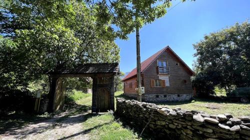 Marga Villa | Vila ATX - Cabană Alpina din Lemn în Inima Naturii Relaxare în Natură Liniște, Râu, Foișor și Spațiu pentru Joacă