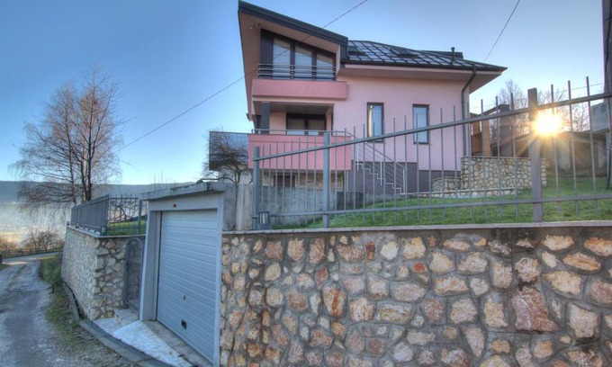 Pale Villa | Vila Danica