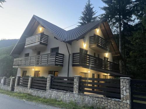 Moeciu de Sus House | Vila Green & White