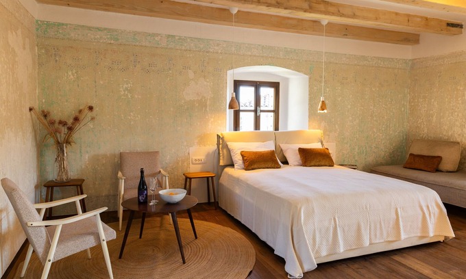 Slap House | Vila Kobdilj 1835 – Room Rozina | Deluxe Triple with Historic Detail