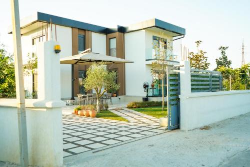 Mbrostar-Urë Villa | Vila Mario Narte