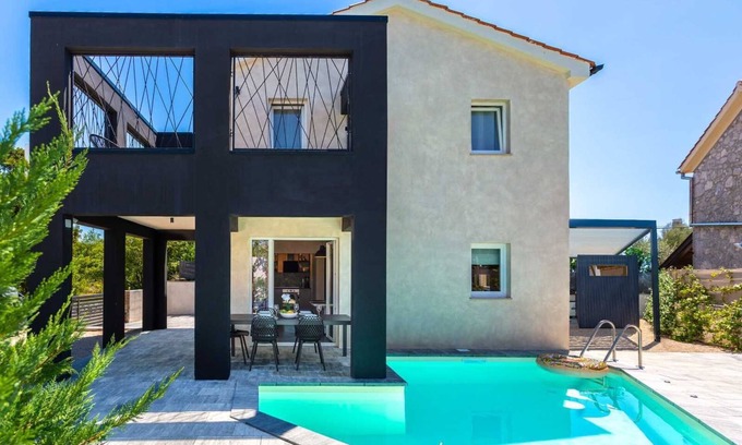 Sveti Ivan Dobrinjski Villa | Villa Lota with a heated pool, sauna & E-car charger
