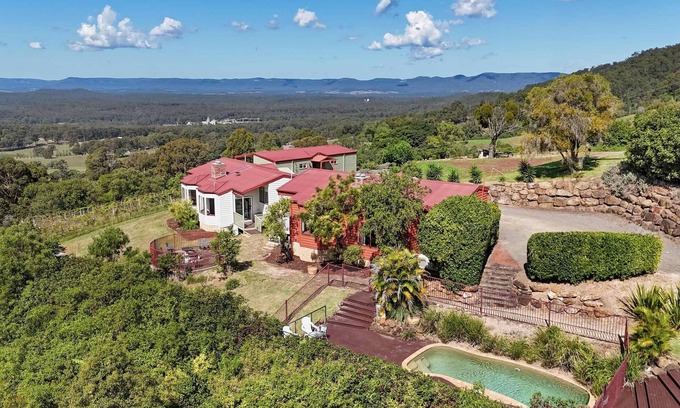 Mount View Villa | Villa 3 @ Bimbadeen Estate - Split level villa with views that stretch on forever - just for 2!