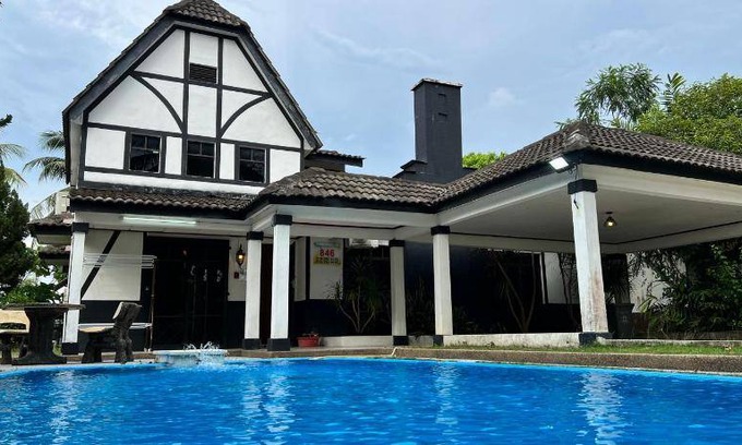 Alor Gajah Villa | Villa ∙ 5 bedrooms ∙ 15 guests
