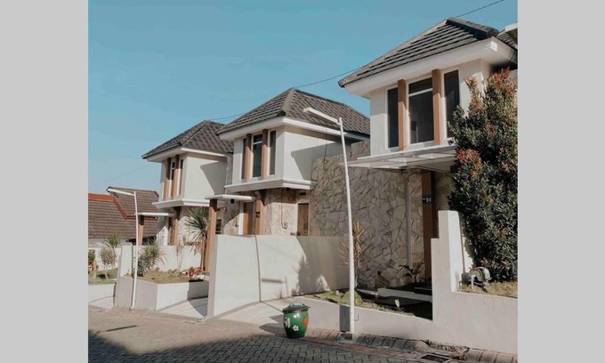 Beji Villa | Villa 51 Pesona Batu Residence