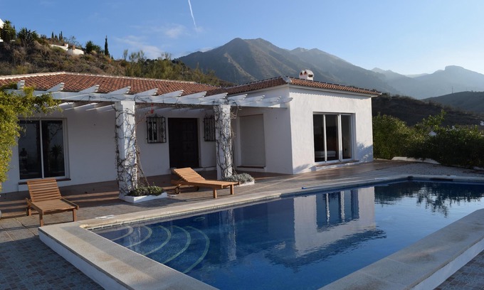 Canillas de Aceituno Villa | Villa (6 + 2) privacy, good access, near the S. Tejada N. P., 20 min from sea