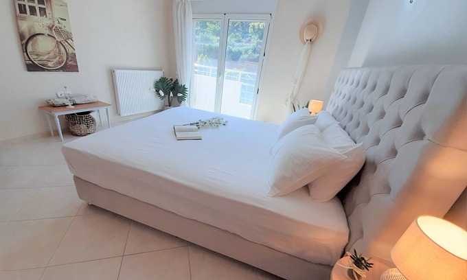 Agía Eiríni Villa | Villa Aeolus with private overflow, endless, heated pool and private garden