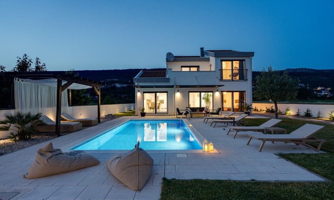 Donji Prolozac Villa | Villa Anja is a 4-bedroom villa with a 32 sqm heated pool near Imotski